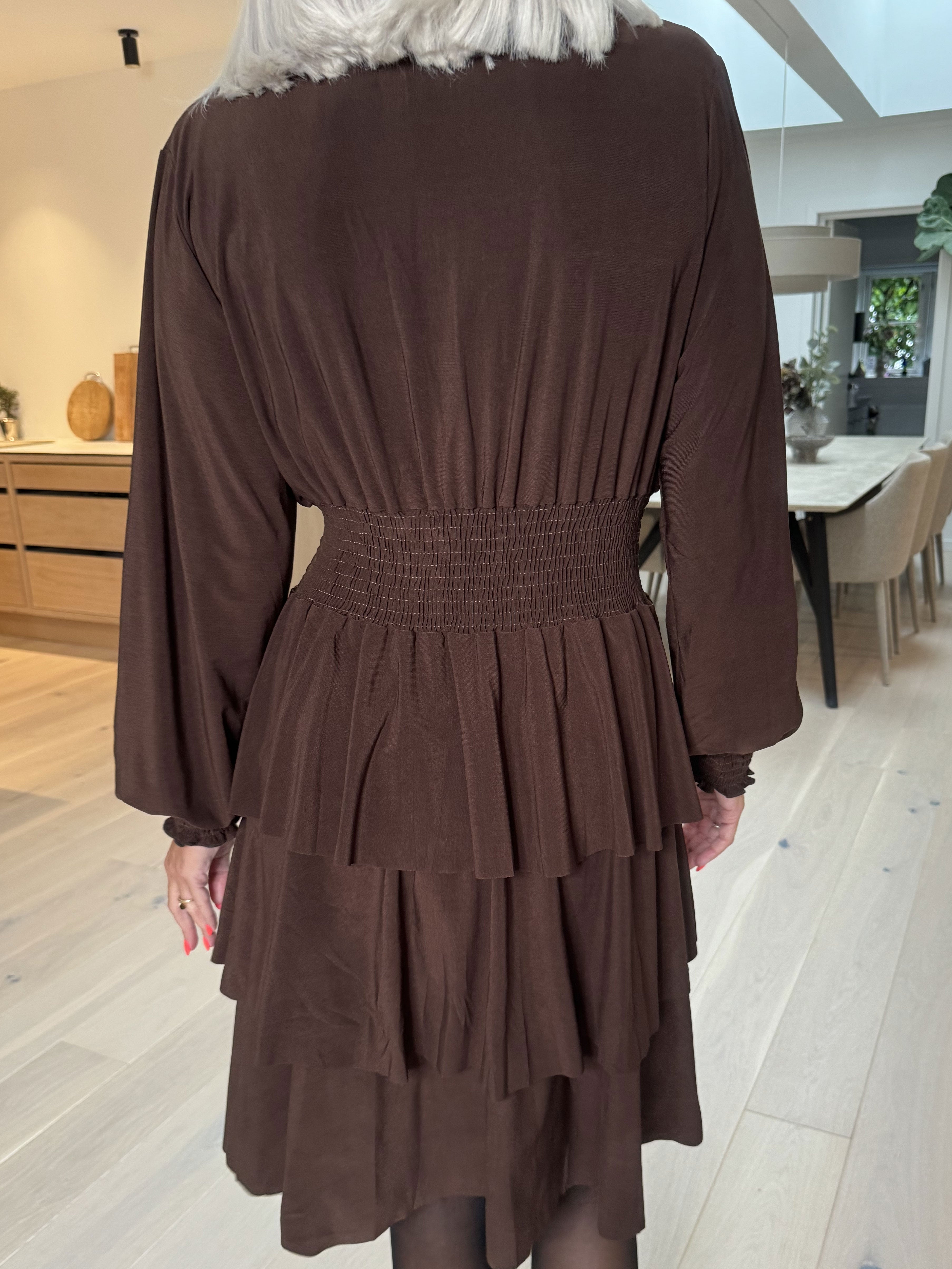 Pams Plain Frills - Söt enfärgad klänning med resår och volanger